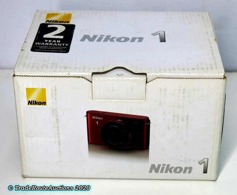 Nikon 1 J1 kit with 1 NIKKOR lens 10mm f/2.8 Kit (Mirrorless)