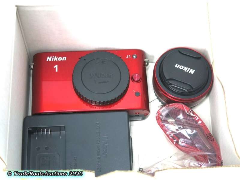 Nikon 1 J1 kit with 1 NIKKOR lens 10mm f/2.8 Kit (Mirrorless)