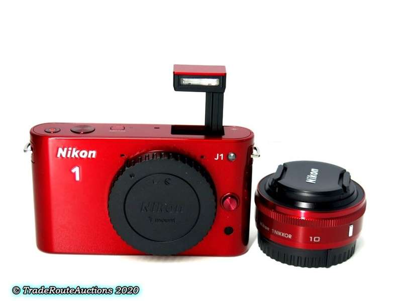 Nikon 1 J1 kit with 1 NIKKOR lens 10mm f/2.8 Kit (Mirrorless)