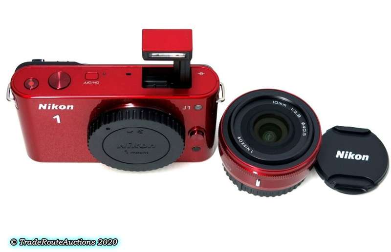 Nikon 1 J1 kit with 1 NIKKOR lens 10mm f/2.8 Kit (Mirrorless)