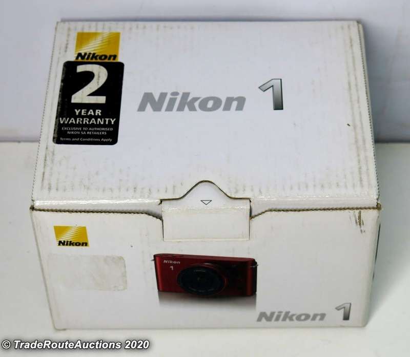 Nikon 1 J1 kit with 1 NIKKOR lens 10mm f/2.8 Kit (Mirrorless)
