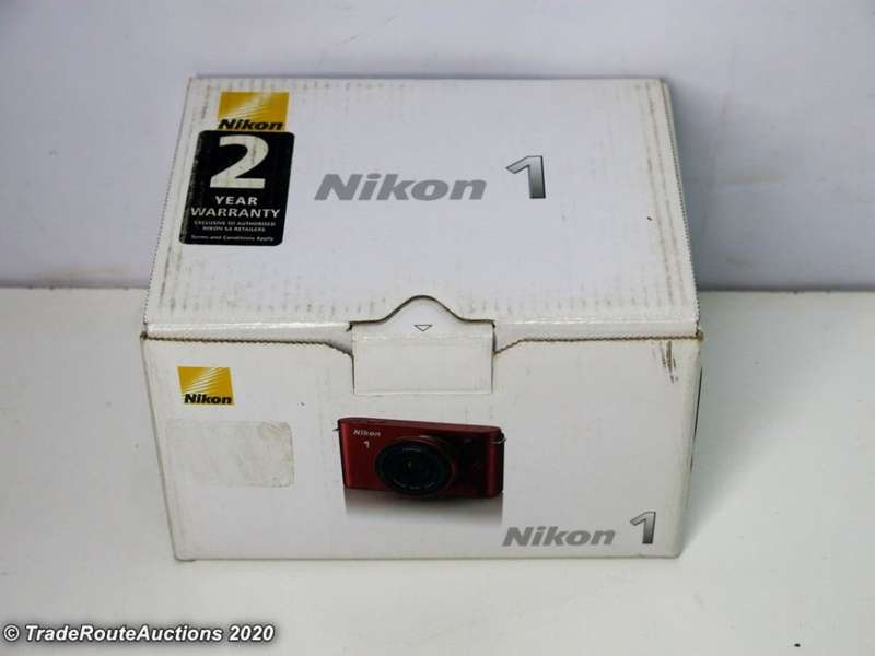 Nikon 1 J1 kit with 1 NIKKOR lens 10mm f/2.8 Kit (Mirrorless)