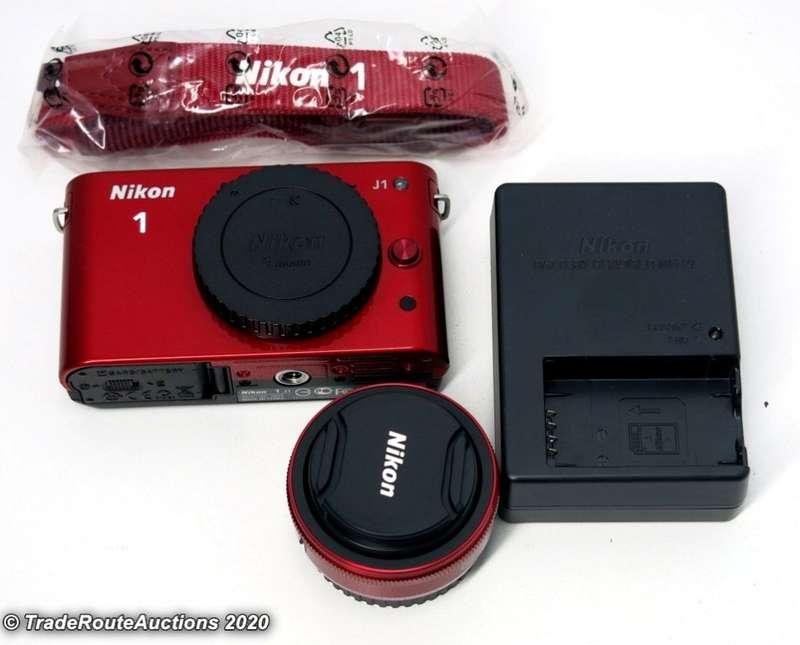 Nikon 1 J1 kit with 1 NIKKOR lens 10mm f/2.8 Kit (Mirrorless)