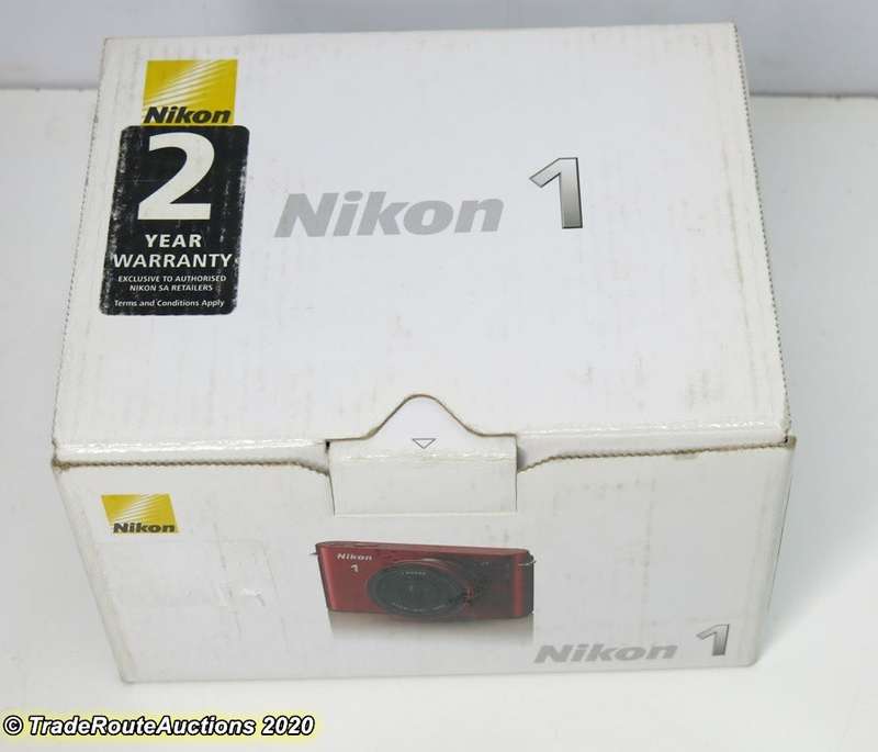 Nikon 1 J1 kit with 1 NIKKOR lens 10mm f/2.8 Kit (Mirrorless)