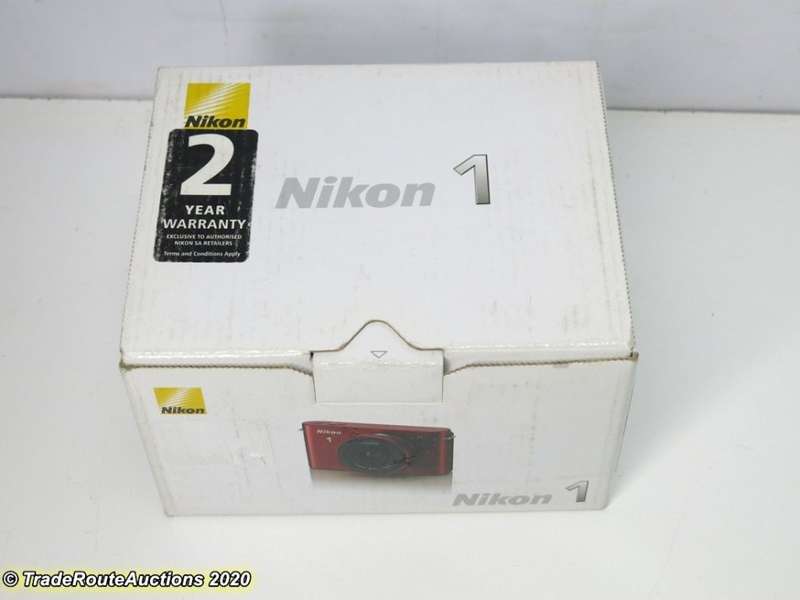 Nikon 1 J1 kit with 1 NIKKOR lens 10mm f/2.8 Kit (Mirrorless)