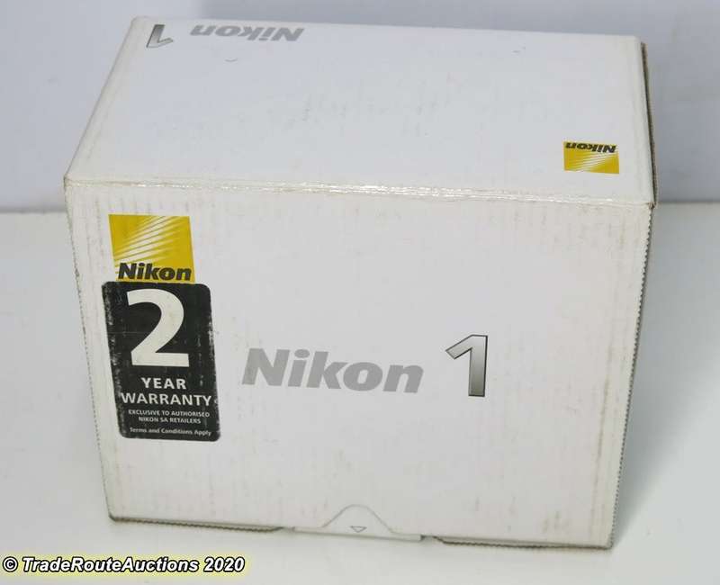Nikon 1 J1 kit with 1 NIKKOR lens 10mm f/2.8 Kit (Mirrorless)