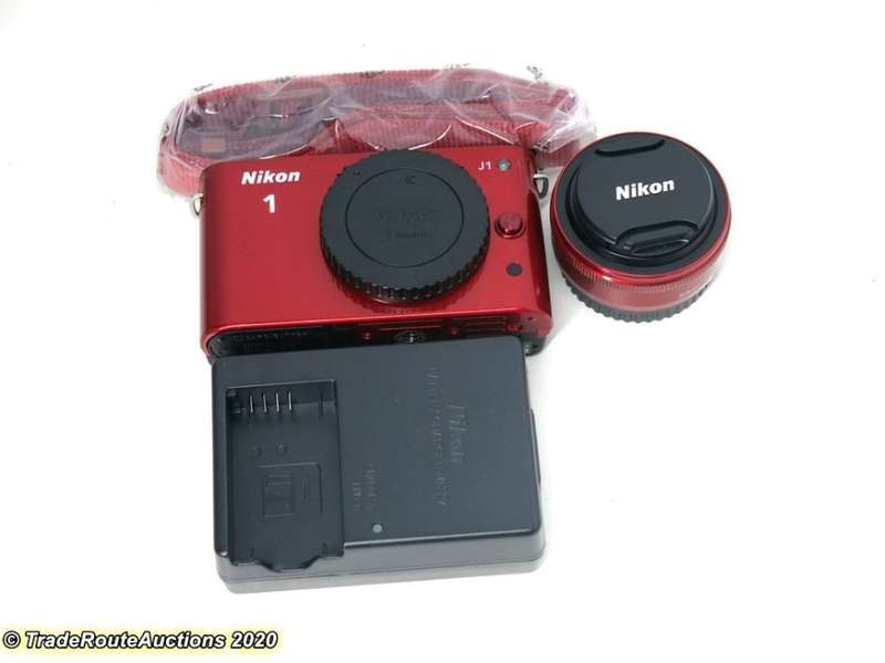 Nikon 1 J1 kit with 1 NIKKOR lens 10mm f/2.8 Kit (Mirrorless)