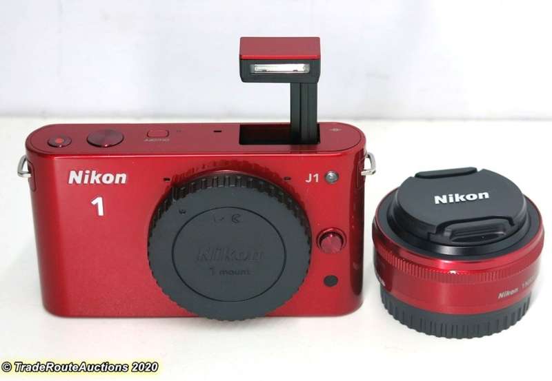 Nikon 1 J1 kit with 1 NIKKOR lens 10mm f/2.8 Kit (Mirrorless)