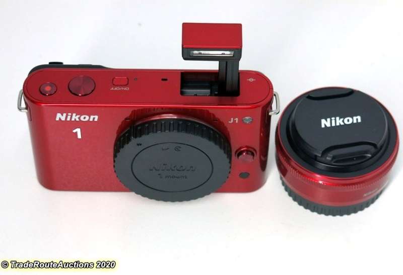 Nikon 1 J1 kit with 1 NIKKOR lens 10mm f/2.8 Kit (Mirrorless)