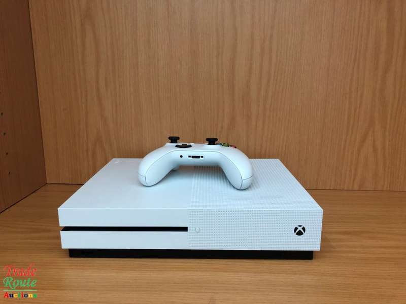 Boxed - XBOX One S Console (WHITE) Model 1681 1TB + 1 Controller (WHITE)