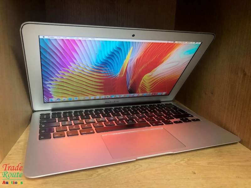 MacBook Air 11.6-inch | Core i5 1.6GHz | 4GB RAM | 128GB SSD FLASH  **  EARLY 2015 ***