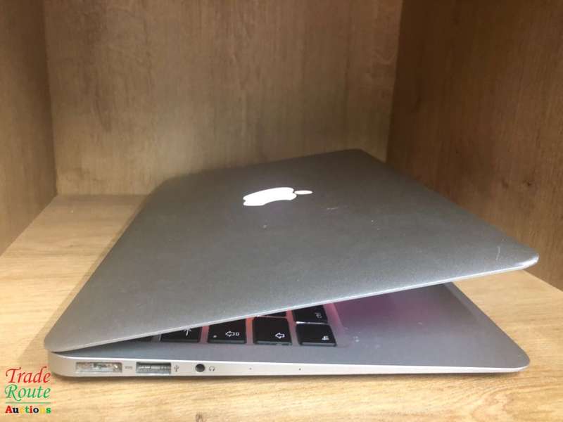 MacBook Air 11.6-inch | Core i5 1.6GHz | 4GB RAM | 128GB SSD FLASH  **  EARLY 2015 ***