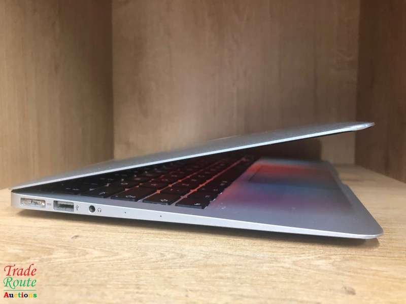 MacBook Air 11.6-inch | Core i5 1.6GHz | 4GB RAM | 128GB SSD FLASH  **  EARLY 2015 ***