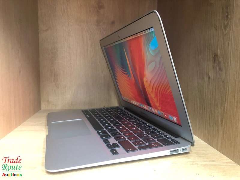 MacBook Air 11.6-inch | Core i5 1.6GHz | 4GB RAM | 128GB SSD FLASH  **  EARLY 2015 ***