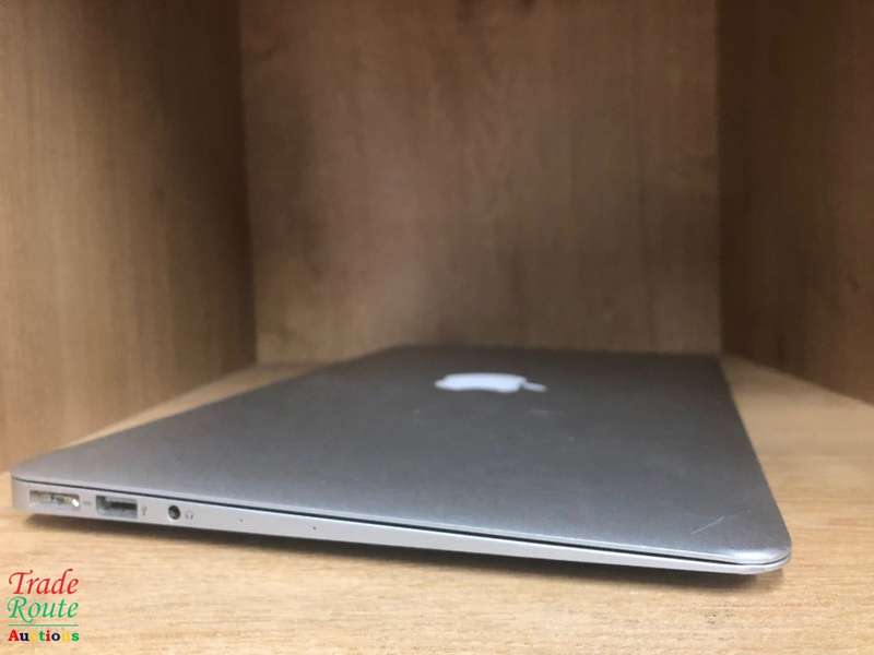 MacBook Air 11.6-inch | Core i5 1.6GHz | 4GB RAM | 128GB SSD FLASH  **  EARLY 2015 ***