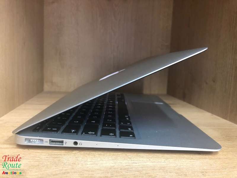 MacBook Air 11.6-inch | Core i5 1.6GHz | 4GB RAM | 128GB SSD FLASH  **  EARLY 2015 ***