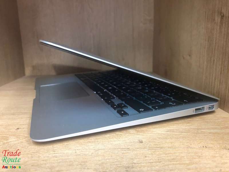 MacBook Air 11.6-inch | Core i5 1.6GHz | 4GB RAM | 128GB SSD FLASH  **  EARLY 2015 ***