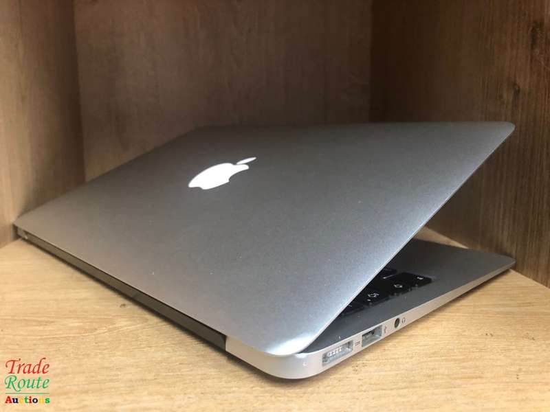 MacBook Air 11.6-inch | Core i5 1.6GHz | 4GB RAM | 128GB SSD FLASH  **  EARLY 2015 ***
