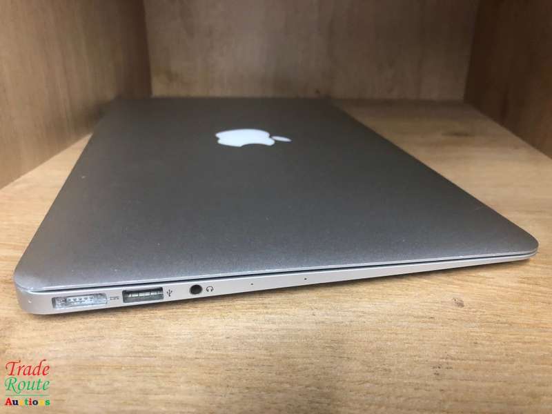 MacBook Air 11.6-inch | Core i5 1.6GHz | 4GB RAM | 128GB SSD FLASH  **  EARLY 2015 ***