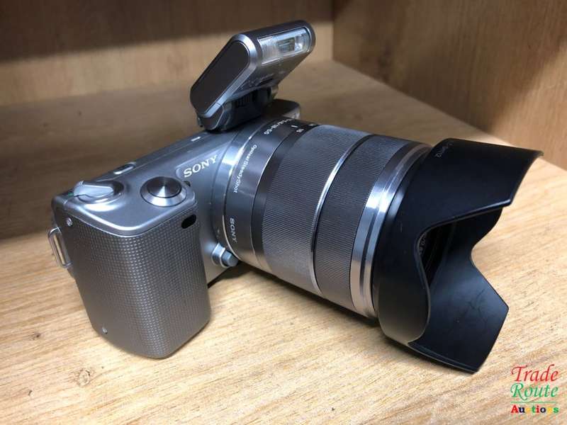 SONY NEX-5 14.2MP with 18-55 OSS Lens E-MOUNT Digital Camera Kit with Flash