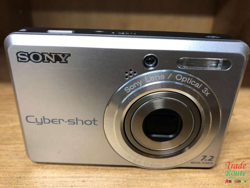Sony CyberShot DSC - S730 Digital Camera - Silver (7.2MP, 3x Optical Zoom) 2.4" LCD