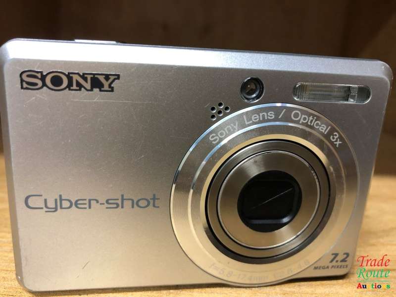 Sony CyberShot DSC - S730 Digital Camera - Silver (7.2MP, 3x Optical Zoom) 2.4" LCD