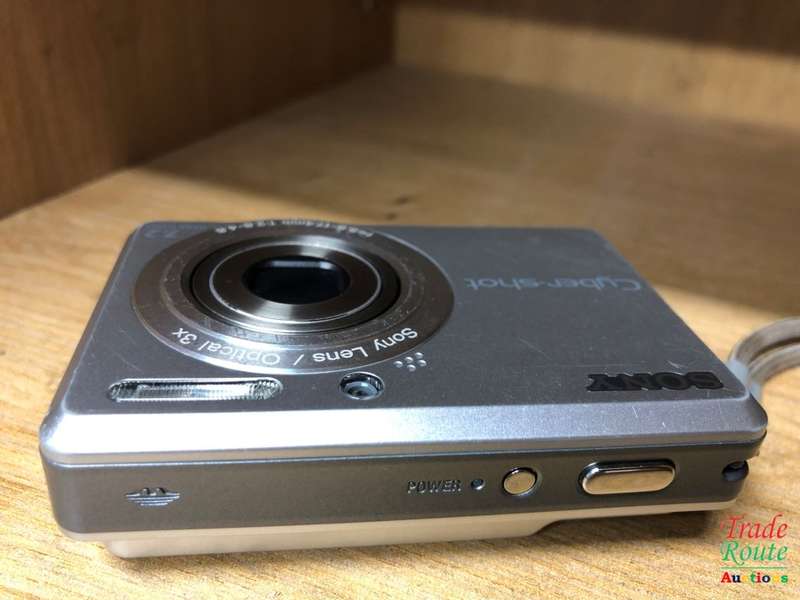 Sony CyberShot DSC - S730 Digital Camera - Silver (7.2MP, 3x Optical Zoom) 2.4" LCD