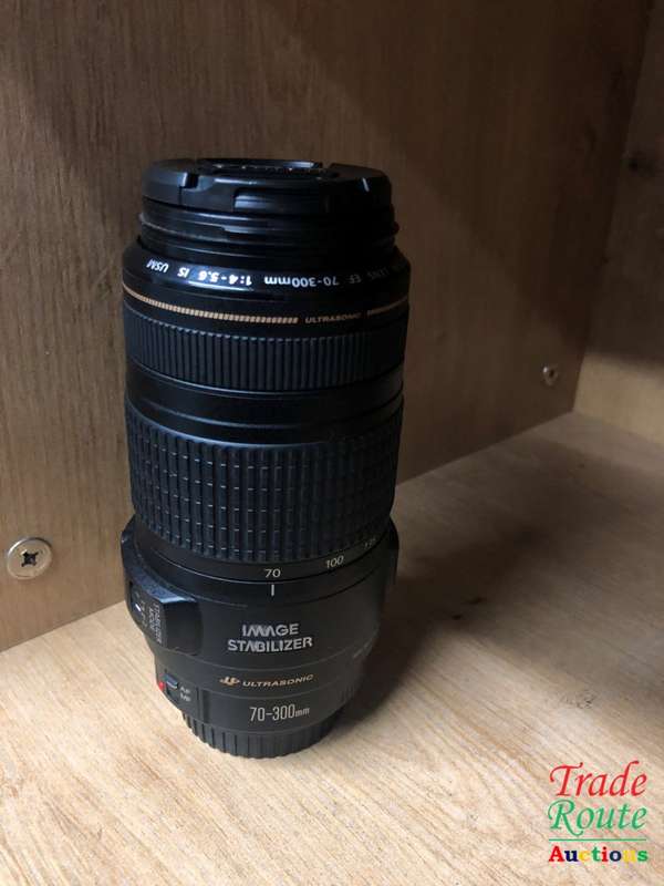 Canon EF 70-300mm IS USM ZOOM LENS - Can be used with Full Frame Cameras