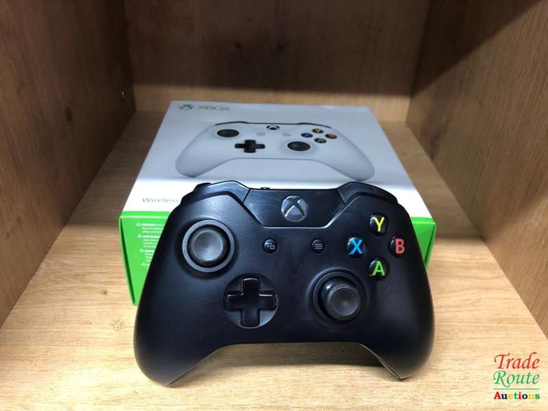 Microsoft Wireless Controller: BLACK for Xbox  - BOX