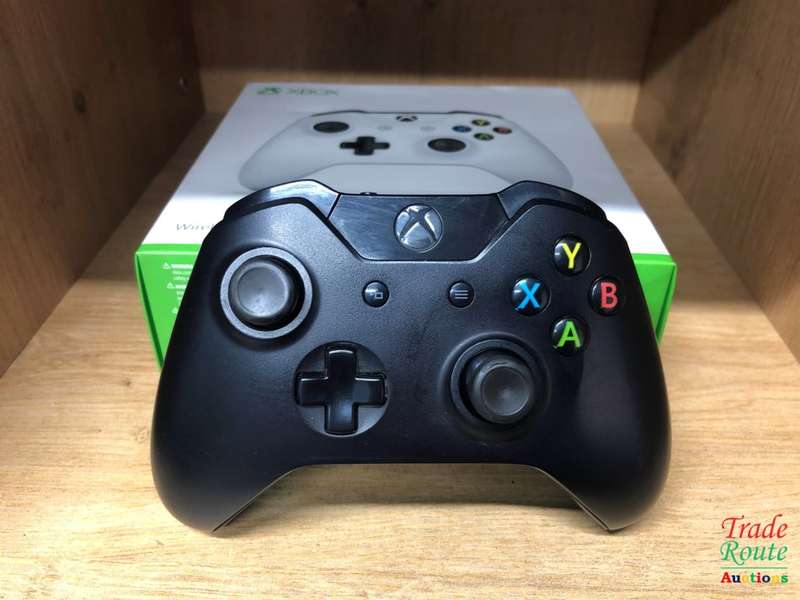 Microsoft Wireless Controller: BLACK for Xbox  - BOX