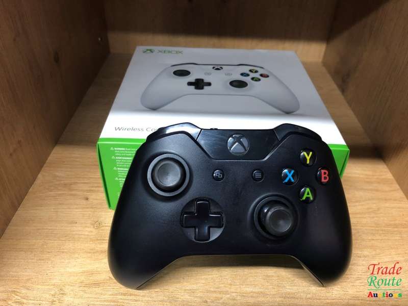 Microsoft Wireless Controller: BLACK for Xbox  - BOX