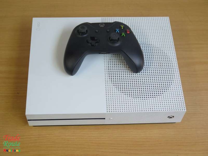 XBOX One S Console (WHITE) Model 1681 1TB + 1 Controller (BLACK)