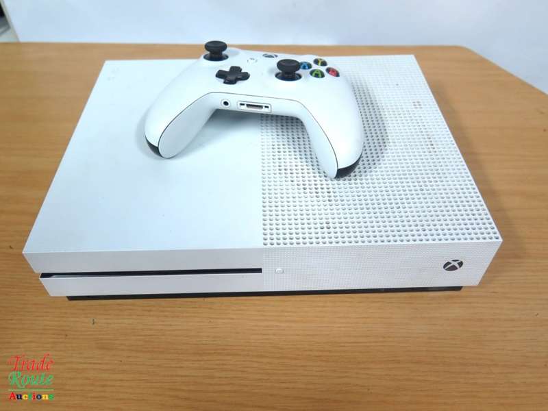Microsoft Xbox One S 500GB Console (WHITE) Model 1681 + 1 Controller (WHITE)