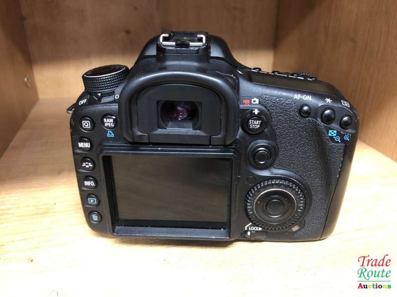 Canon EOS 7D 18MP PROFESSIONAL Digital SLR Camera (BODY) - 18 Megapixels
