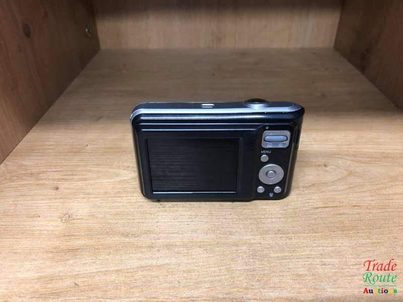 Samsung ES28 Digital Camera (12.2 Megapixel, 5x optical) Zoom, 6.4 cm (2.5 inch) display, 27 mm wide