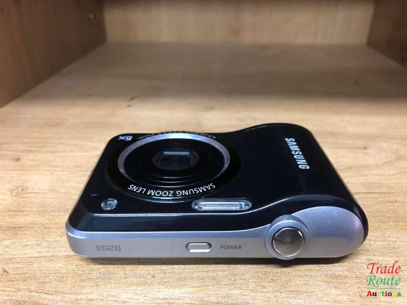Samsung ES28 Digital Camera (12.2 Megapixel, 5x optical) Zoom, 6.4 cm (2.5 inch) display, 27 mm wide