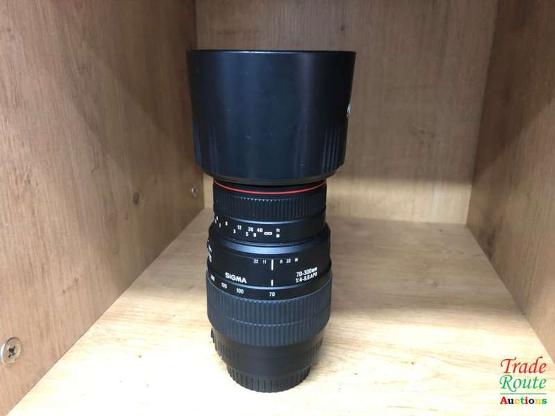 SIGMA 70-300mm APO Telephoto Zoom Lens for Canon DSLR Cameras