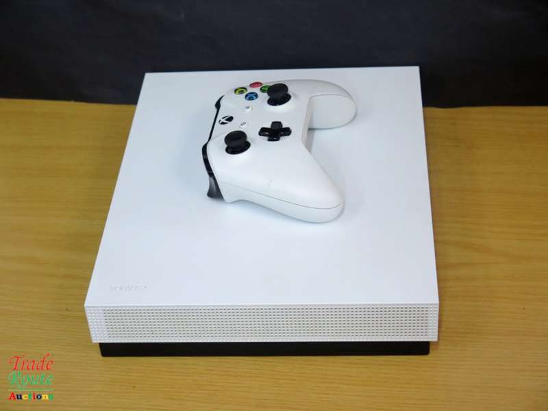Microsoft Xbox One X 1TB Console (WHITE) Model 1787 + 1 Controller