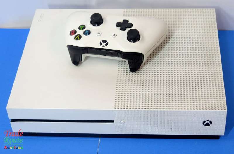 XBOX One S Console (WHITE) Model 1681 1TB + 1 Controller (WHITE)
