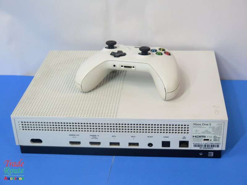 XBOX One S Console (WHITE) Model 1681 1TB + 1 Controller (WHITE)