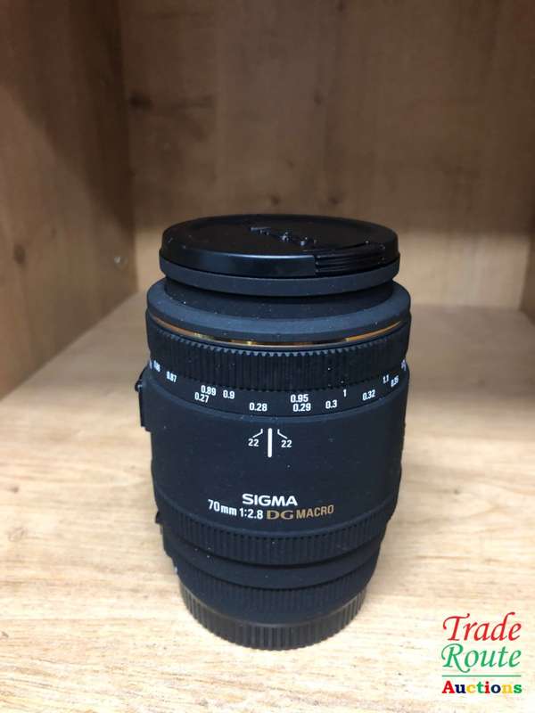 Sigma 70mm F/2.8 EX DG Macro Lens for Canon Digital SLR Cameras