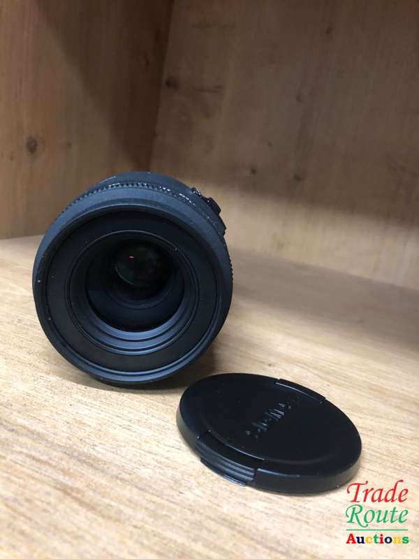 Sigma 70mm F/2.8 EX DG Macro Lens for Canon Digital SLR Cameras