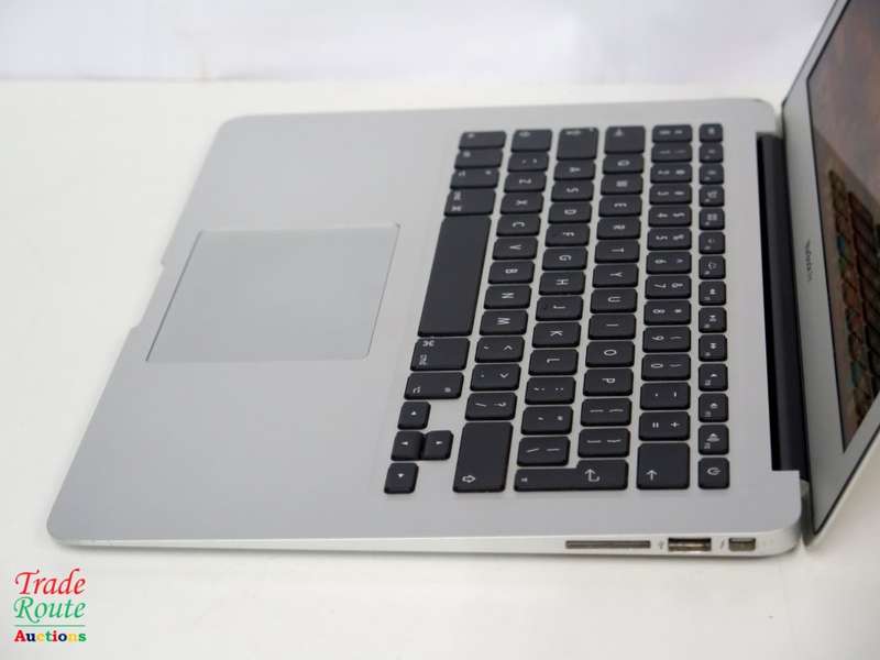 MacBook Air 13.3-inch | Core i5 1.6GHz | 4GB DDR3 RAM | 128GB SSD FLASH  **  EARLY 2015 ***