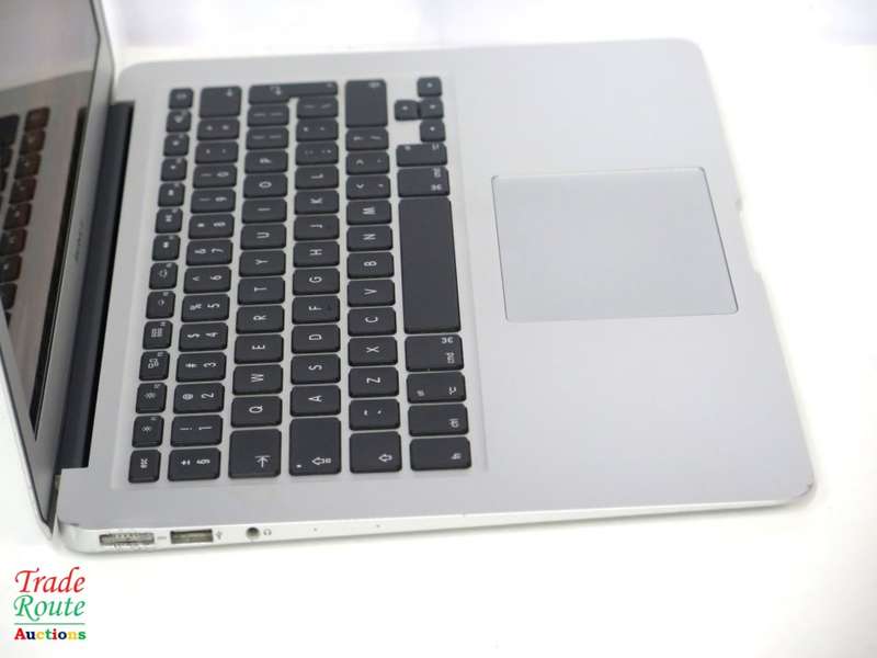 MacBook Air 13.3-inch | Core i5 1.6GHz | 4GB DDR3 RAM | 128GB SSD FLASH  **  EARLY 2015 ***