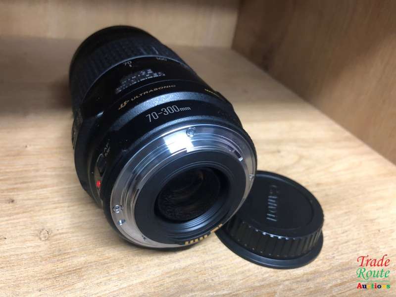 Canon EF 70-300mm IS USM ZOOM LENS - Can be used with Full Frame Cameras