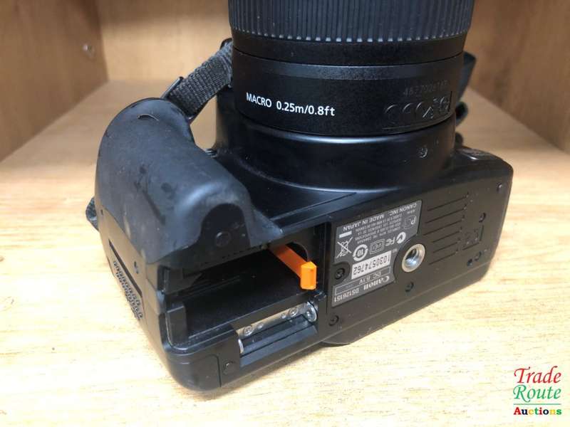 Canon EOS 400D DigitalSLR camera 10.1 Megapixels + Canon EFS 18-55mm Lens