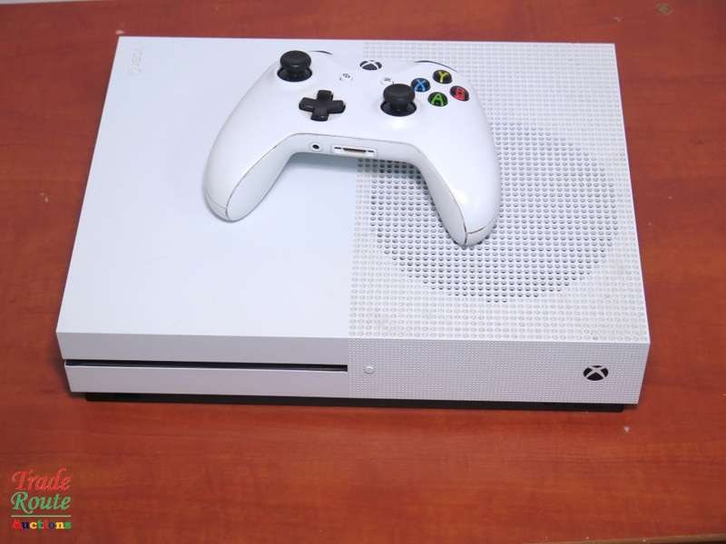 XBOX One S Console (WHITE) Model 1681 1TB + 1 Controller