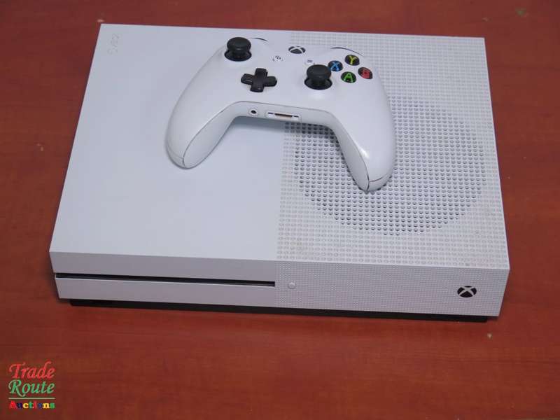 XBOX One S Console (WHITE) Model 1681 1TB + 1 Controller