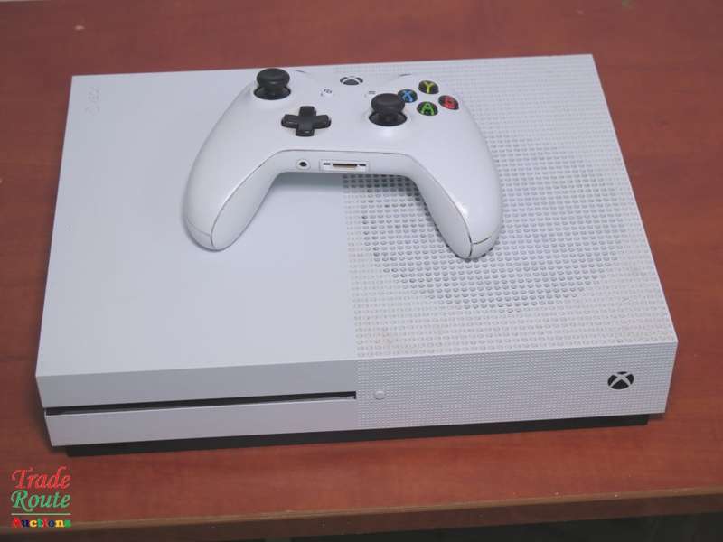 XBOX One S Console (WHITE) Model 1681 1TB + 1 Controller