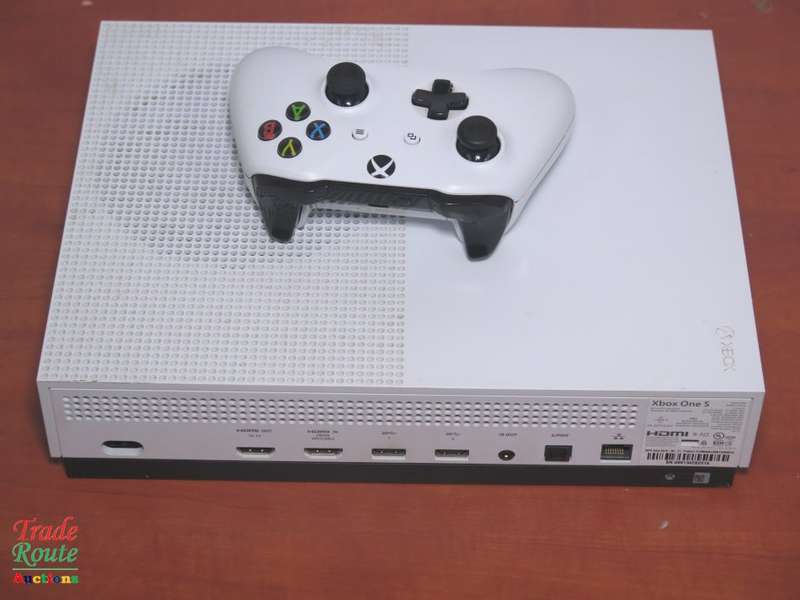XBOX One S Console (WHITE) Model 1681 1TB + 1 Controller